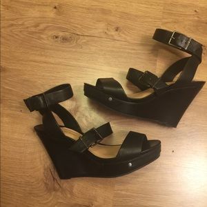 Gianni Bini Black Wedge Platform Heel / Sz 9